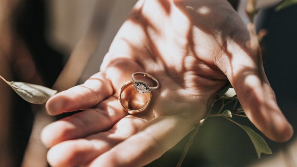 Pentingnya Memperhatikan Hal Berikut Saat Membeli Cincin Pertunangan di Toko Perhiasan